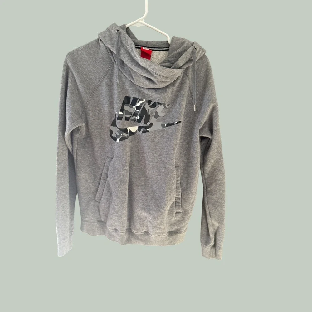 Nike Mens Gray Camo Logo Funnel Neck Hoodie Sweatshirt Medium Raglan Pullover‎